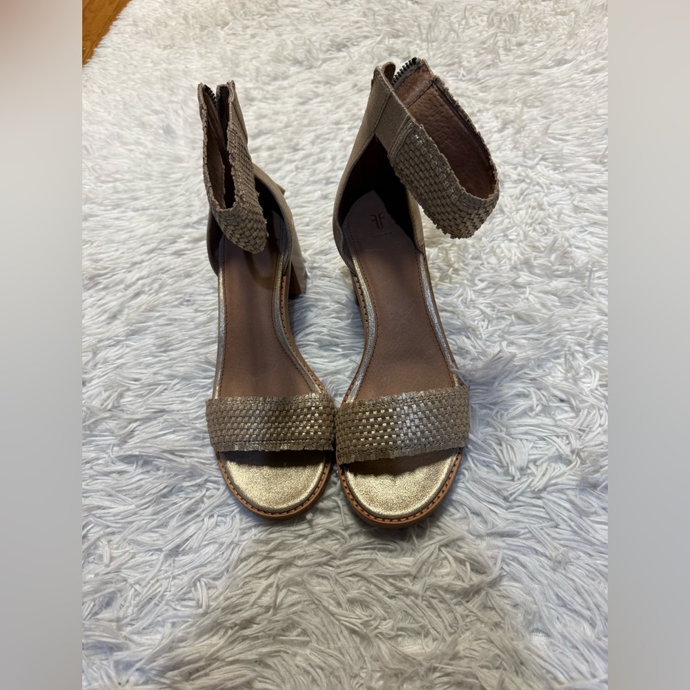 FRYE Bianca Woven Back Zip Heeled Sandals - Picture 7 of 16